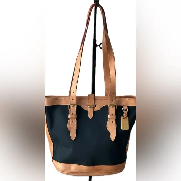 Dooney & Bourke
DOONEY & BOURKE VINTAGE CABRIOLET BUCKET BAG in Hunter Green - Picture 2 of 10